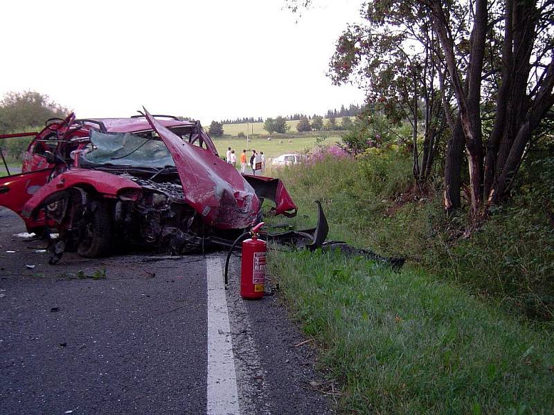 Ve čtvrtek 6. srpna večer havaroval u obce Zádub – Závišín osobní automobil Mitsubishi Lancer. Záchranka převezla jednoho lehce a jednoho těžce zraněného do nemocnice. 