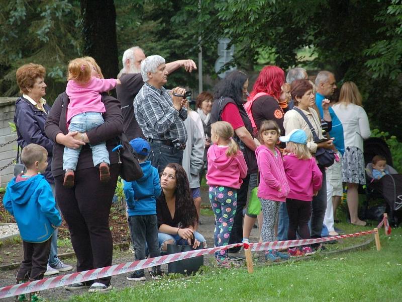 Dvě nové sochy zdobí park u mariánskolázeňského hotelu Krakonoš. Jsou jimi perníková chaloupka se sochou ježibaby a velbloud, který doplnil sochu betléma. 