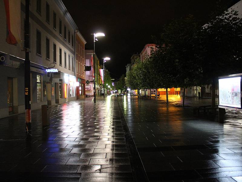 Po 21. hodině bylo centrum Chebu naprosto vylidněné.