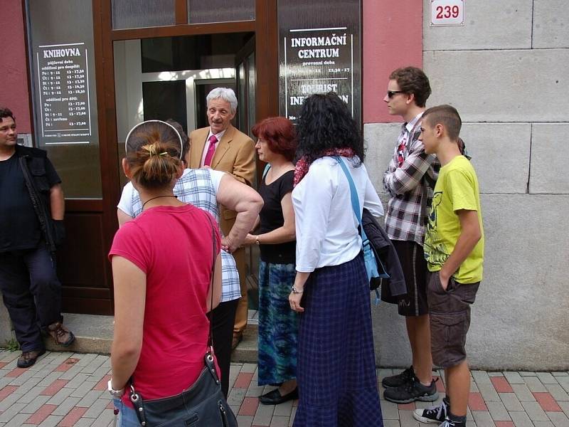 Na protestní akci proti zrušení ašského gymnázia před knihovnu v Aši dorazilo několik desítek lidí. 