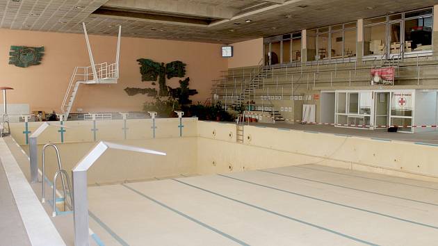 Současný bazén v chebské ulici Obětí Nacismu dosluhuje. Nahradit by ho v budoucnu měl bazénový komplex.