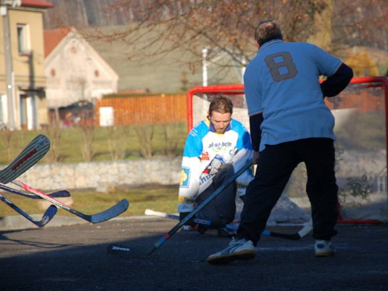 Milíkovští hokejisté přivítali nový rok tradičním utkáním.