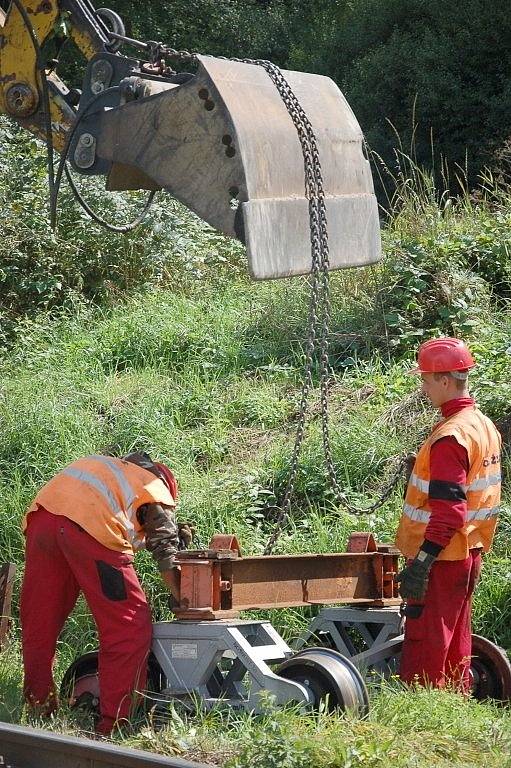 PRÁCE NA POSLEDNÍ ČÁSTI třetího tranzitního koridoru na trati Cheb Cheb státní hranice jsou v plném proudu. Stavebníci právě nyní připravují okolí kolem trati pro novou etapu. 