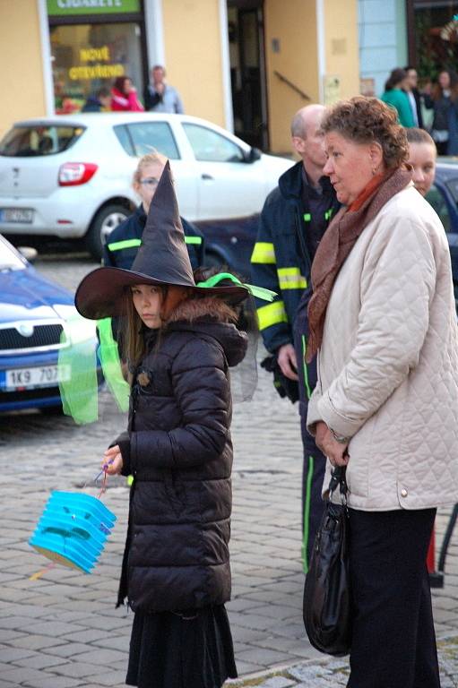 Tradiční lampionový průvod se o víkendu vydal z chebského náměstí do areálu Krajinky. Akci oživil také chebský Mládežnický dechový orchestr. 