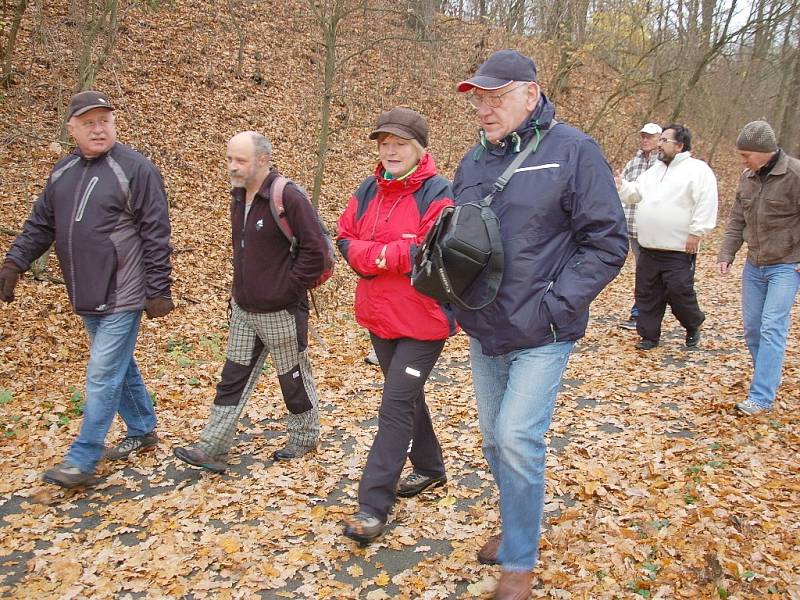 OBYVATELÉ nejen z Chebu, ale i okolních obcí se vydali k památníku Obětem železné opony ve Svatém Kříži.