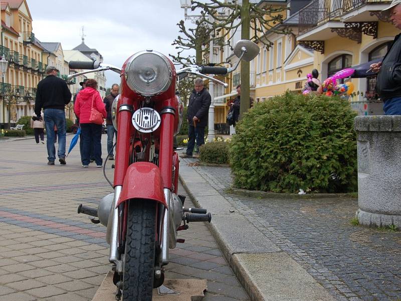 Nablýskané plechové miláčky předvedli majitelé historických automobilů a motocyklů ve Františkových Lázních.