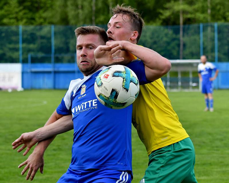 Nejdecký FK udolal před svými fanoušky Františkovy Lázně (ve žlutém) v poměru 2:1.