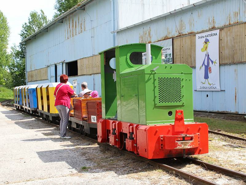 I letos si mohou lidé vychutnat jedinečné jízdy na úzkokolejce nedaleko přírodní rezervace Soos. V loňském roce přepravily vláčky několik stovek lidí.