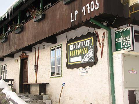 Řada restaurací je v Železné Rudě bohužel zavřená. I U Zlomené lyže visí nápis "CLOSED".