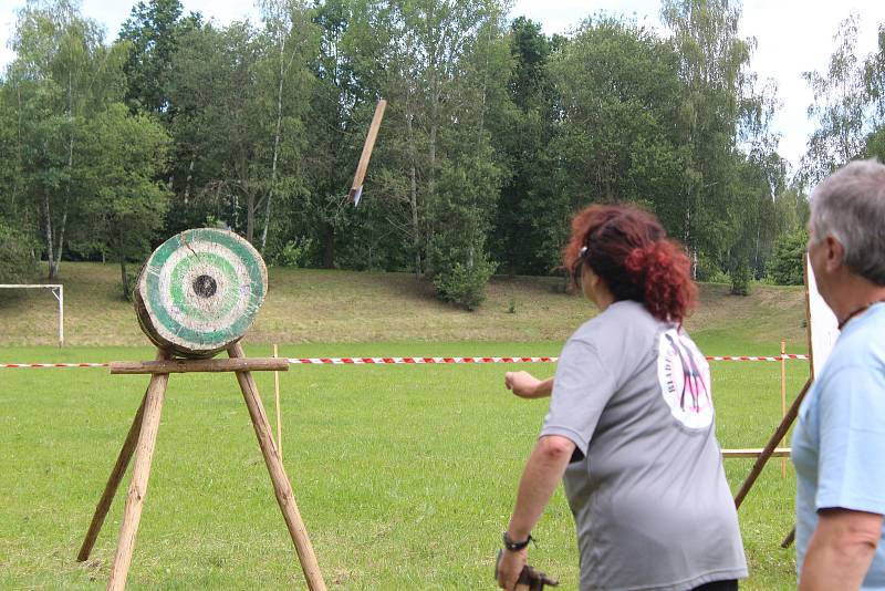 Vrhači se utkali o stříbrný tomahawk.