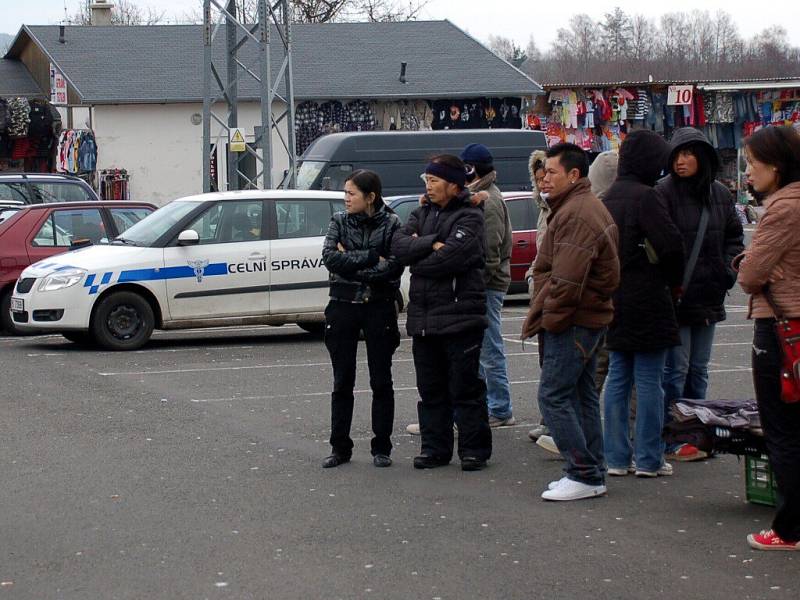 Policejní rekonstrukci brutálního napadení celníka ve vojtanovské tržnici přihlížely desítky stánkařů