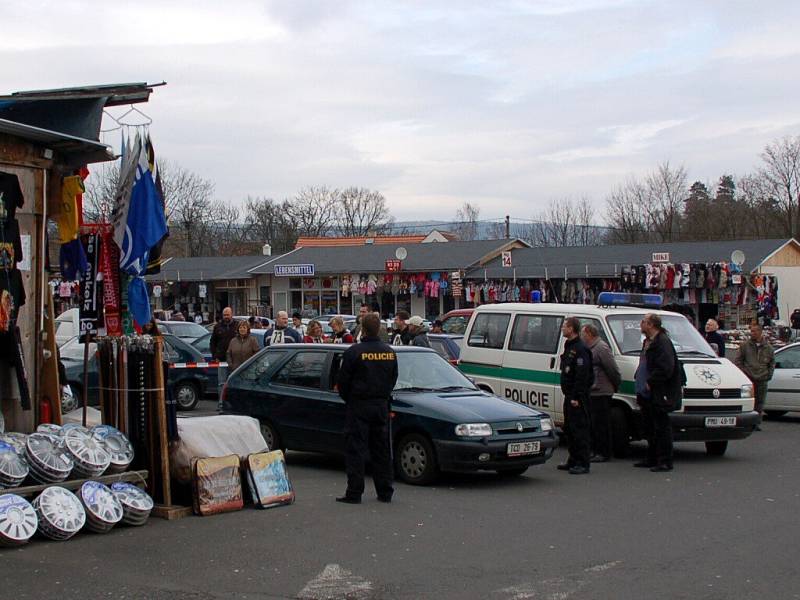 Policejní rekonstrukci brutálního napadení celníka ve vojtanovské tržnici přihlížely desítky stánkařů