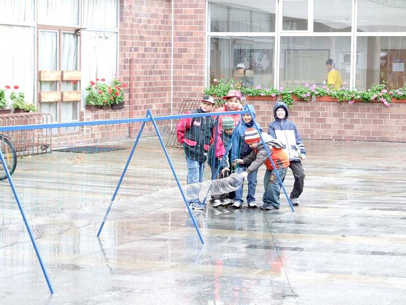 Přírodní a technické vědy v Chebu opět bavily i laiky, tentokrát výjimečně před místním gymnáziem. 