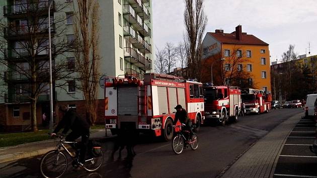 Pět hasičských jednotek v chebské ulici Palackého znepokojilo občany. 