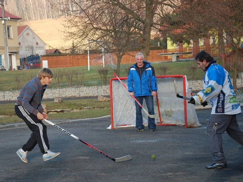 Milíkovští hokejisté přivítali nový rok tradičním utkáním.