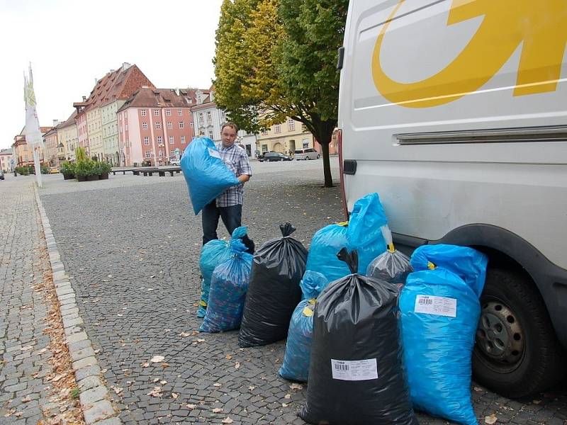 Celkem dvanáct pytlů s plastovými víčky putovalo do Kopřivnice u Ostravy z Chebského deníku. 