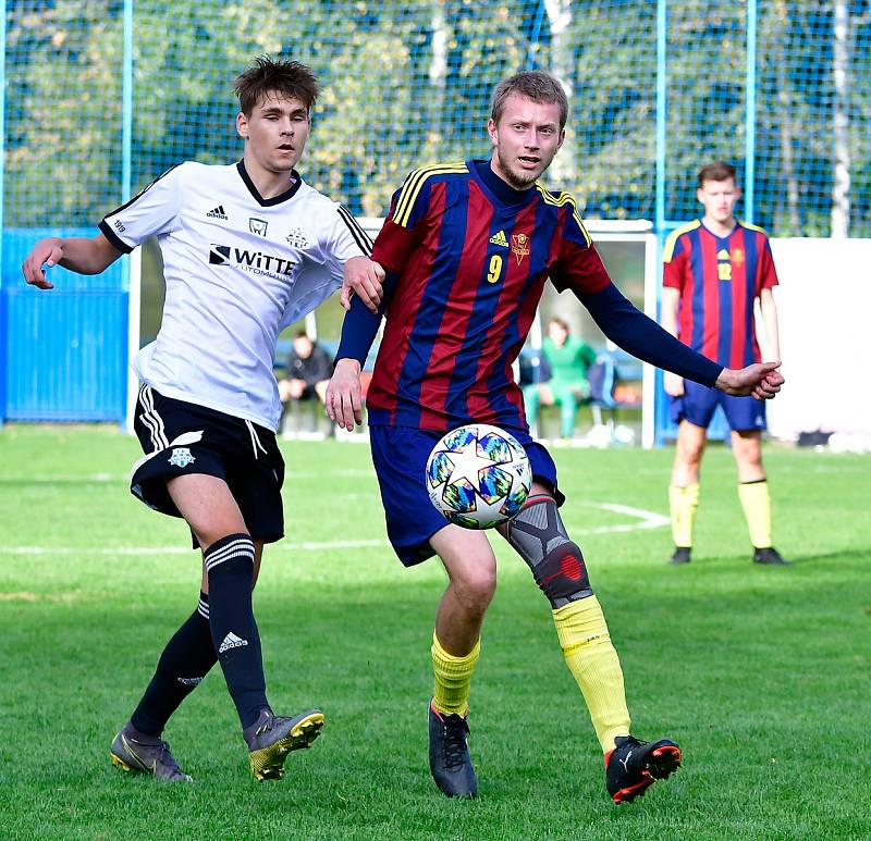 Jedenáct branek obdržel novorolský FK v rámci derby na půdě nejdeckého FK (v bílém), čímž si připsal na účet pátou podzimní porážku.