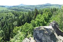 V nejsevernější části chráněné krajinné oblasti Slavkovský les, několik kilometrů od Karlových Varů, se nachází Šemnická skála.
