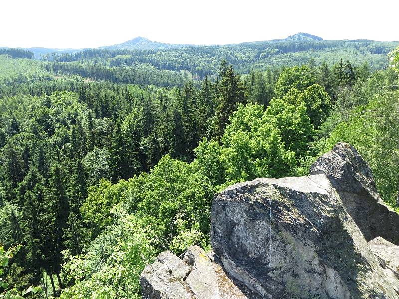 V nejsevernější části chráněné krajinné oblasti Slavkovský les, několik kilometrů od Karlových Varů, se nachází Šemnická skála.