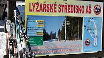 Teplotní výkyvy, oteplení a déšť nepřejí zimním radovánkám ani skiareálům na západě Čech.