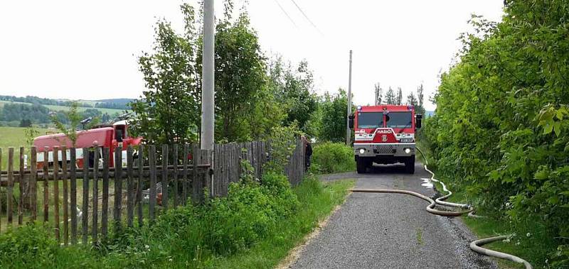 Pět jednotek hasičů zasahovalo o požáru dřevěné přístavby u rodinného domu v Lubech.  Hořet zde začalo v úterý dopoledne a oheň zničil přístavbu i osobní auto, které v ní bylo zaparkované. Plameny pak poškodily také vedle stojící maringotku a elektrické a