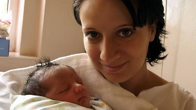 ADÉLA KRIŠKOVÁ se narodila v sobotu 3. října v 18.45 hodin v chebské porodnici. Na svět přišla s váhou 2970 gramů a mírou 48 centimetrů.Čtyřletá Karolínka a tatínek Martin se už nemohou dočkat návratu maminky Moniky a malé Adélky domů do Kynšperka.