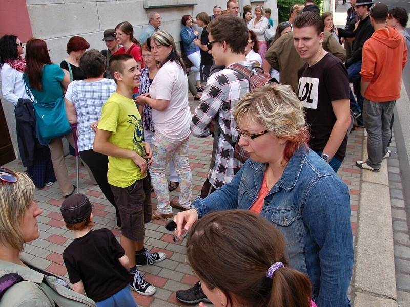 Na protestní akci proti zrušení ašského gymnázia před knihovnu v Aši dorazilo několik desítek lidí. 