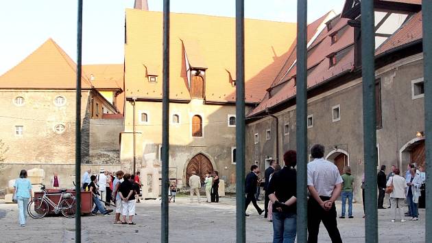 VERNISÁŽ VÝSLEDKŮ workshopu se konala ve dvoře v chebské Hradební ulici.  