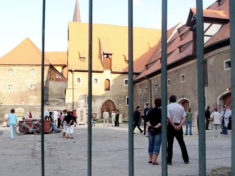 VERNISÁŽ VÝSLEDKŮ workshopu se konala ve dvoře v chebské Hradební ulici.  