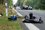 K těžké dopravní nehodě došlo v neděli odpoledne na Patě ve směru z Aše na Hazlov. Střetlo se zde osobní auto s motorkou. Motorkáře s těžkým poraněním odvážel vrtulník do fakultní nemocnice v Plzni. 