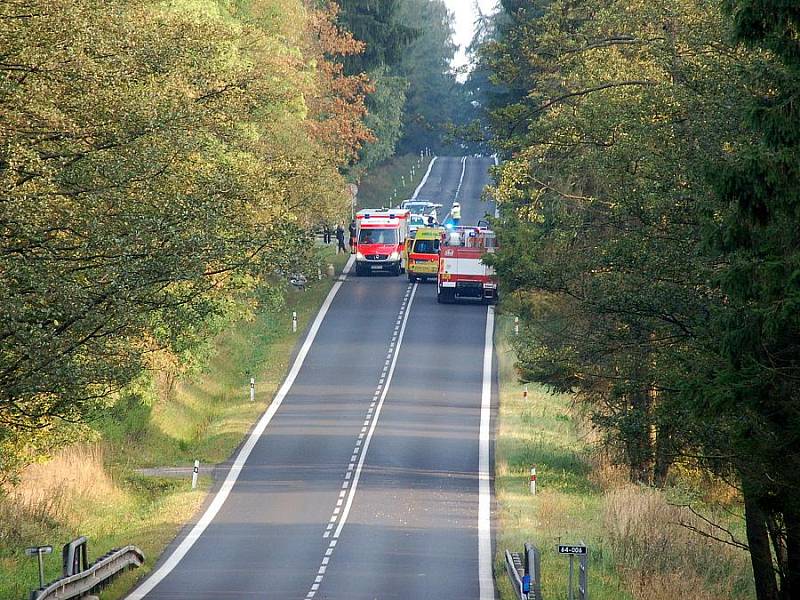 K těžké dopravní nehodě došlo v neděli odpoledne na Patě ve směru z Aše na Hazlov. Střetlo se zde osobní auto s motorkou. Motorkáře s těžkým poraněním odvážel vrtulník do fakultní nemocnice v Plzni. 