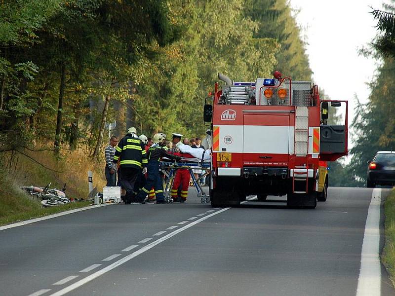 K těžké dopravní nehodě došlo v neděli odpoledne na Patě ve směru z Aše na Hazlov. Střetlo se zde osobní auto s motorkou. Motorkáře s těžkým poraněním odvážel vrtulník do fakultní nemocnice v Plzni. 