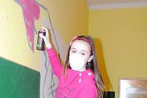 Třináctiletá Martina Orgoníková si vyzkoušela barevný sprej jako první
