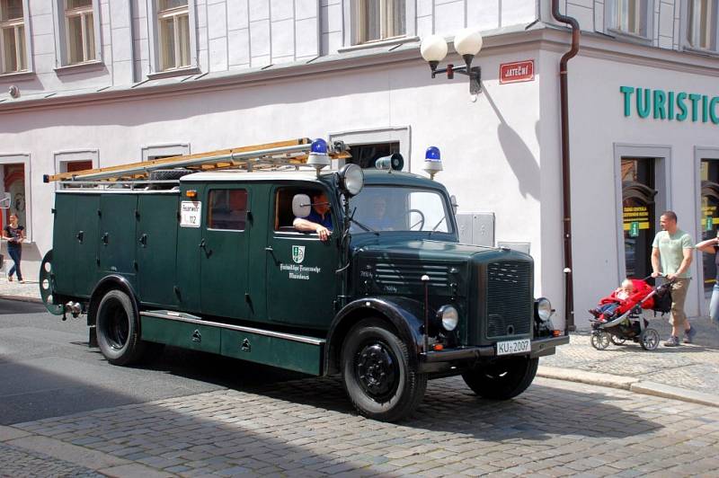 Přehlídka hasičských veteránů na chebském náměstí Krále Jiřího z Poděbrad