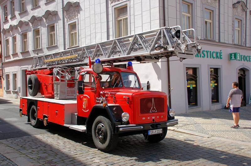 Přehlídka hasičských veteránů na chebském náměstí Krále Jiřího z Poděbrad