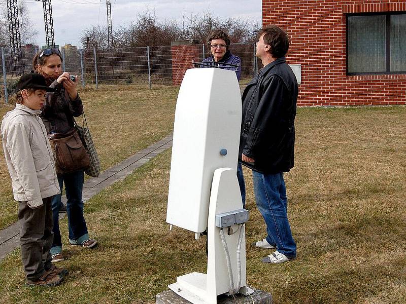 Několik návštěvníků obdivovalo o víkendu meteorologické přístroje na chebské meteorologické stanici. Konal se tu den otevřených dveří.  