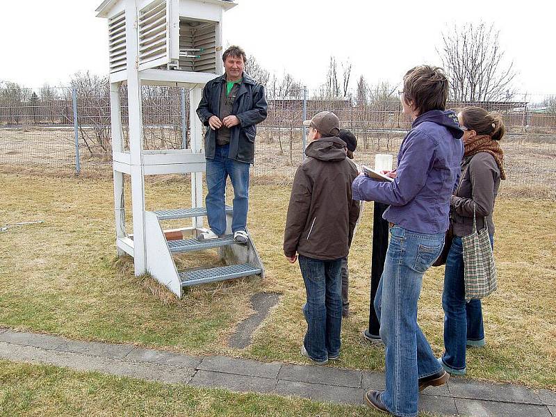 Několik návštěvníků obdivovalo o víkendu meteorologické přístroje na chebské meteorologické stanici. Konal se tu den otevřených dveří.  