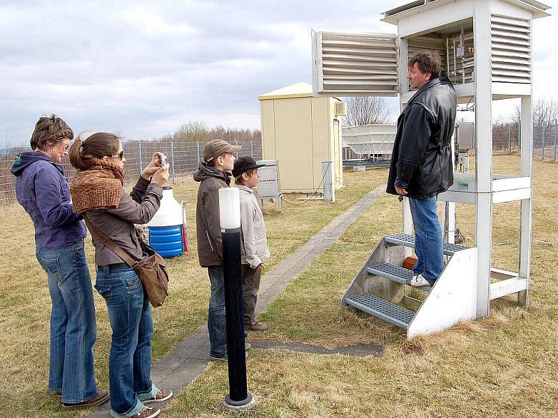 Několik návštěvníků obdivovalo o víkendu meteorologické přístroje na chebské meteorologické stanici. Konal se tu den otevřených dveří.  