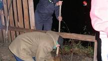 Hasiči ze Skalné na Chebsku museli v pátek 9. listopadu večer vykoupat strouhu, aby odvedli vodu z rybníka, která hrozila zaplavit přilehlé rodinné domky. K zásahu došlo v obci Starý Rybník