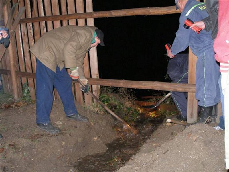 Hasiči ze Skalné na Chebsku museli v pátek 9. listopadu večer vykoupat strouhu, aby odvedli vodu z rybníka, která hrozila zaplavit přilehlé rodinné domky. K zásahu došlo v obci Starý Rybník