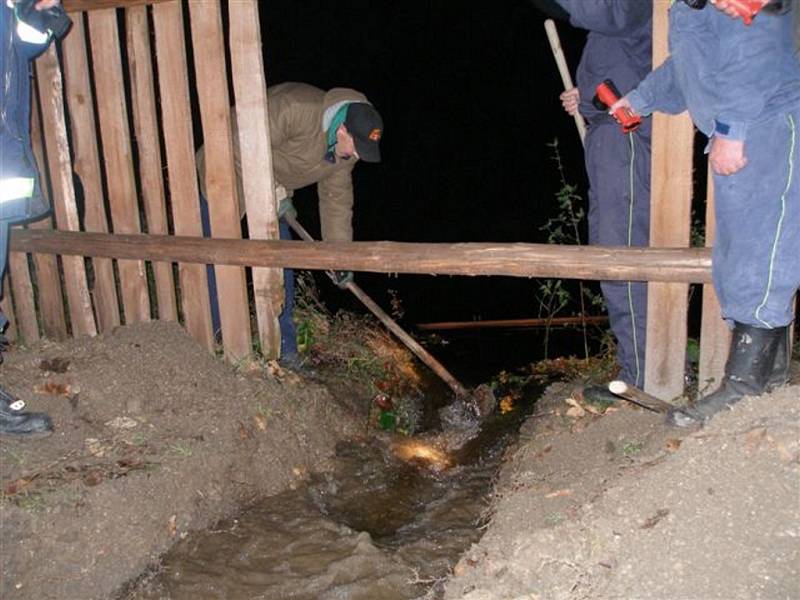 Hasiči ze Skalné na Chebsku museli v pátek 9. listopadu večer vykoupat strouhu, aby odvedli vodu z rybníka, která hrozila zaplavit přilehlé rodinné domky. K zásahu došlo v obci Starý Rybník