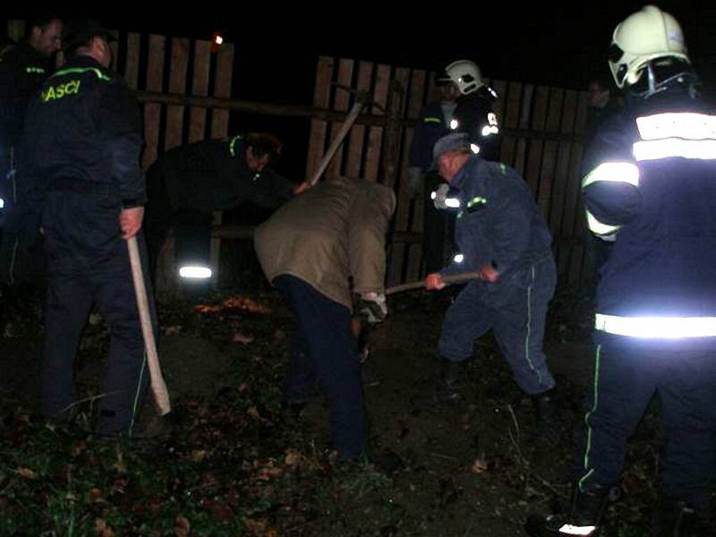 Hasiči ze Skalné na Chebsku museli v pátek 9. listopadu večer vykoupat strouhu, aby odvedli vodu z rybníka, která hrozila zaplavit přilehlé rodinné domky. K zásahu došlo v obci Starý Rybník