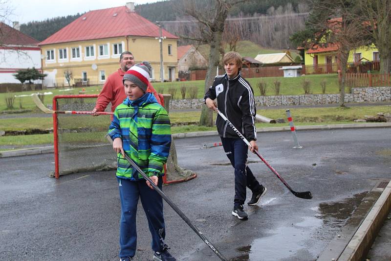 TRADICE. Oslavy příchodu nového roku se v Milíkově neobejdou bez srandamače v hokeji. 