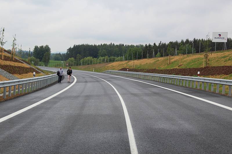 Po dlouhých letech se otevřela pětikilometrová přeložka, která uleví občanům Trstěnic a Drmoulu.