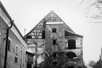 Archivní fotografie z pokusu o záchranu hradu Vildštejn v osmdesátých letech.