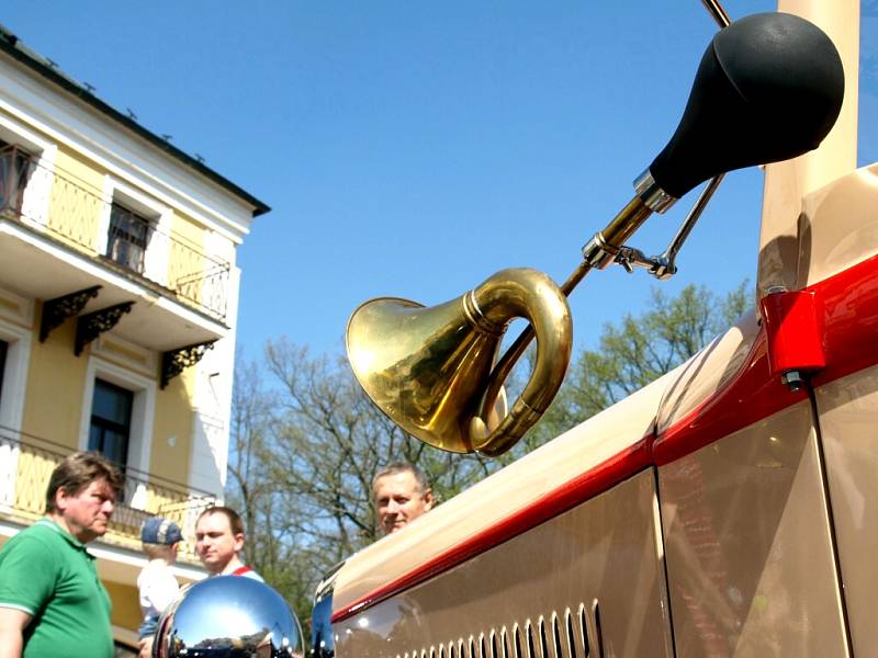 Na františkolázeňské národní třídě se uskutečnil již XIV. ročník Mezinárodní soutěže elegance historických vozidel. 