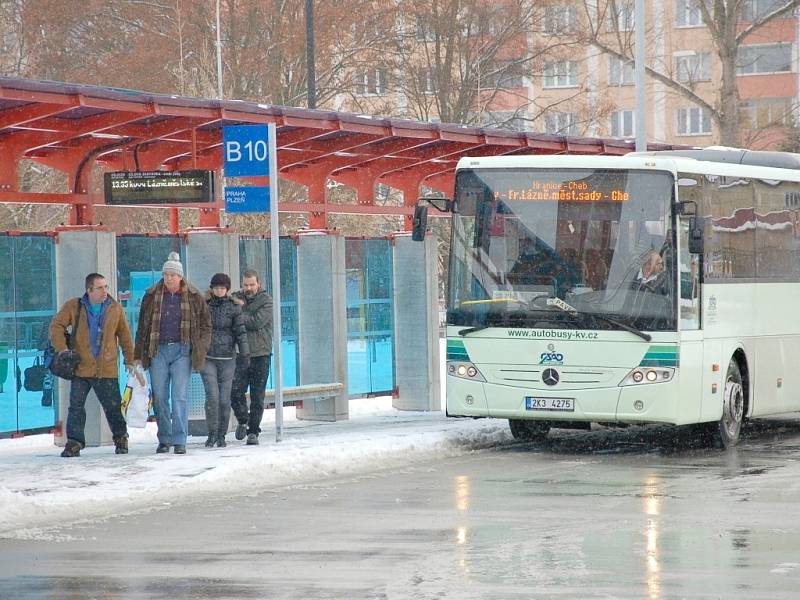 CESTUJÍCÍ NEJEN Z CHEBU si nemohou nový terminál vynachválit. Včera využili hned několika autobusových spojů. 