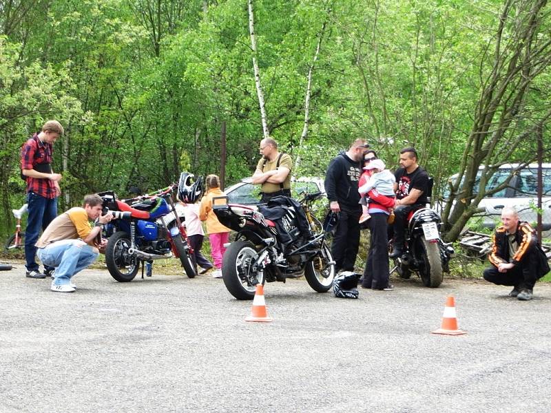 Kaskadérští amatéři z téměř celé republiky se sjeli na takzvaný Stuntplac v Dolních Dvorech u Chebu.