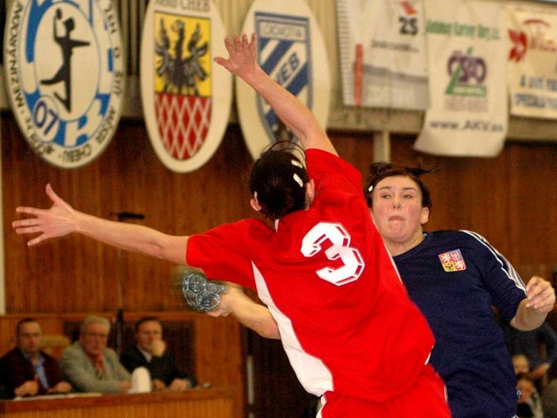 DNES startuje v chebské sportovní hale házenkářský svátek – mezinárodní turnaj žen. 