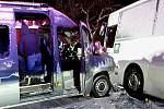 Nehoda dodávky a autobusu u obce Krásná na Chebsku, 4. 12. 2021.